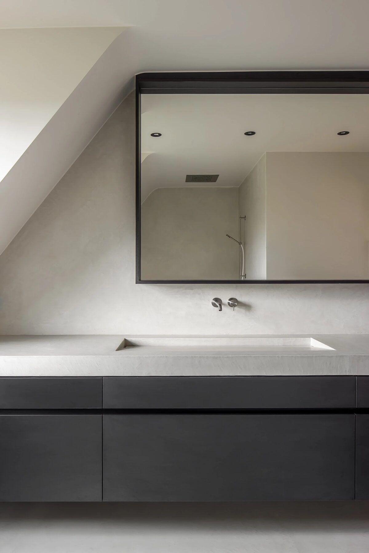 Lime-plaster bathroom finish
